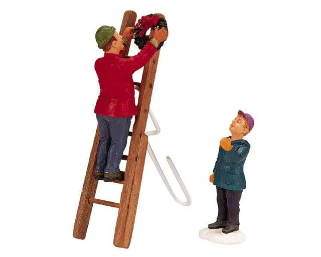 lemax-hanging-the-wreath-figurine-village-de-no-l image 1