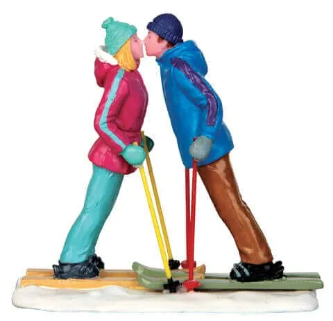 lemax-first-ski-date-figurine-couple-de-skieurs-vail-village image 1