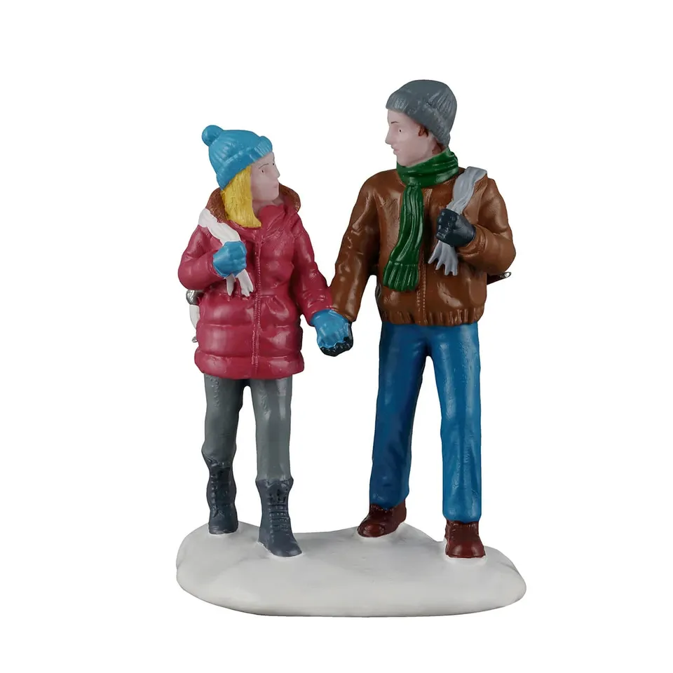lemax-skating-date-figurine-couple-patinage-vail-village image 1