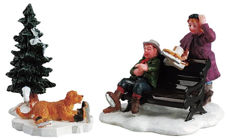 lemax-first-time-skater-set-of-3-figurines-patineurs-miniatures image 1