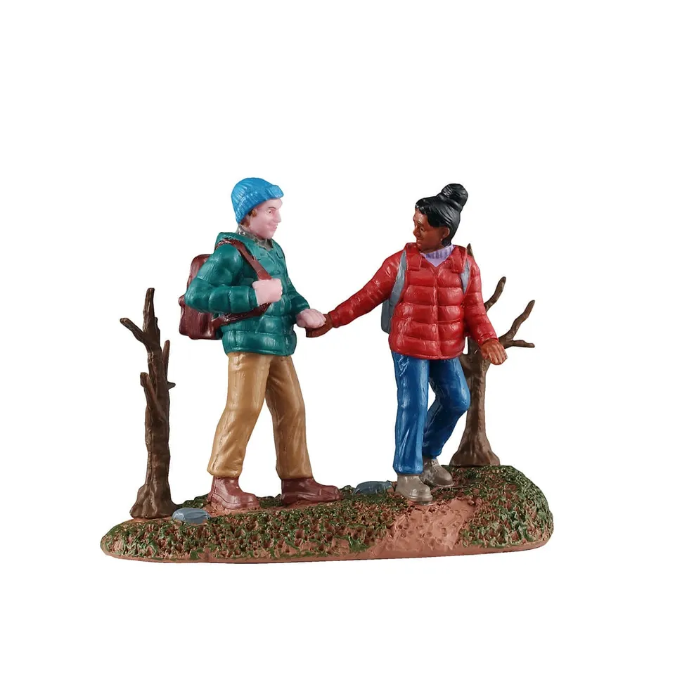 lemax-hiking-couple-figurines-couple-en-randonn-e-vail-village image 1
