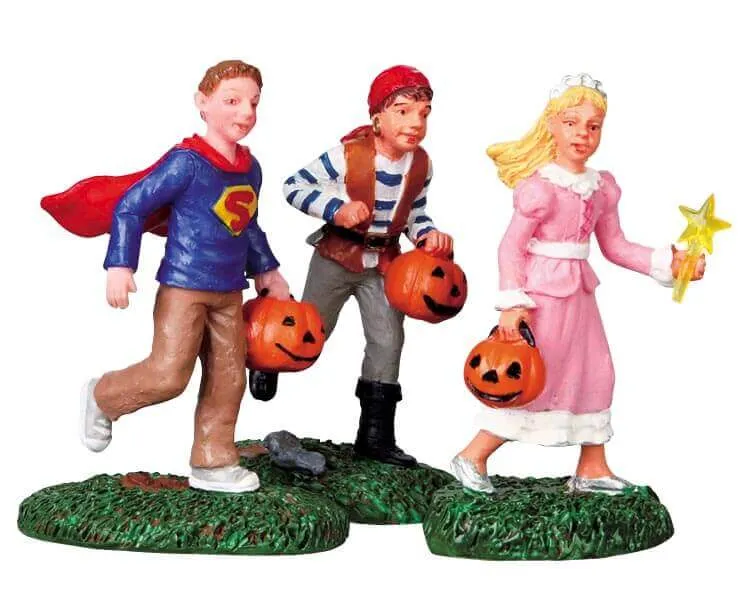 lemax-spooky-town-trick-or-treaters-figurines-halloween image 1