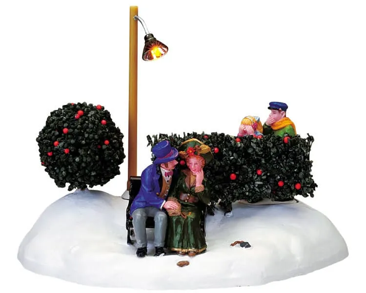 lemax-sneak-a-peek-figurine-village-de-no-l image 1